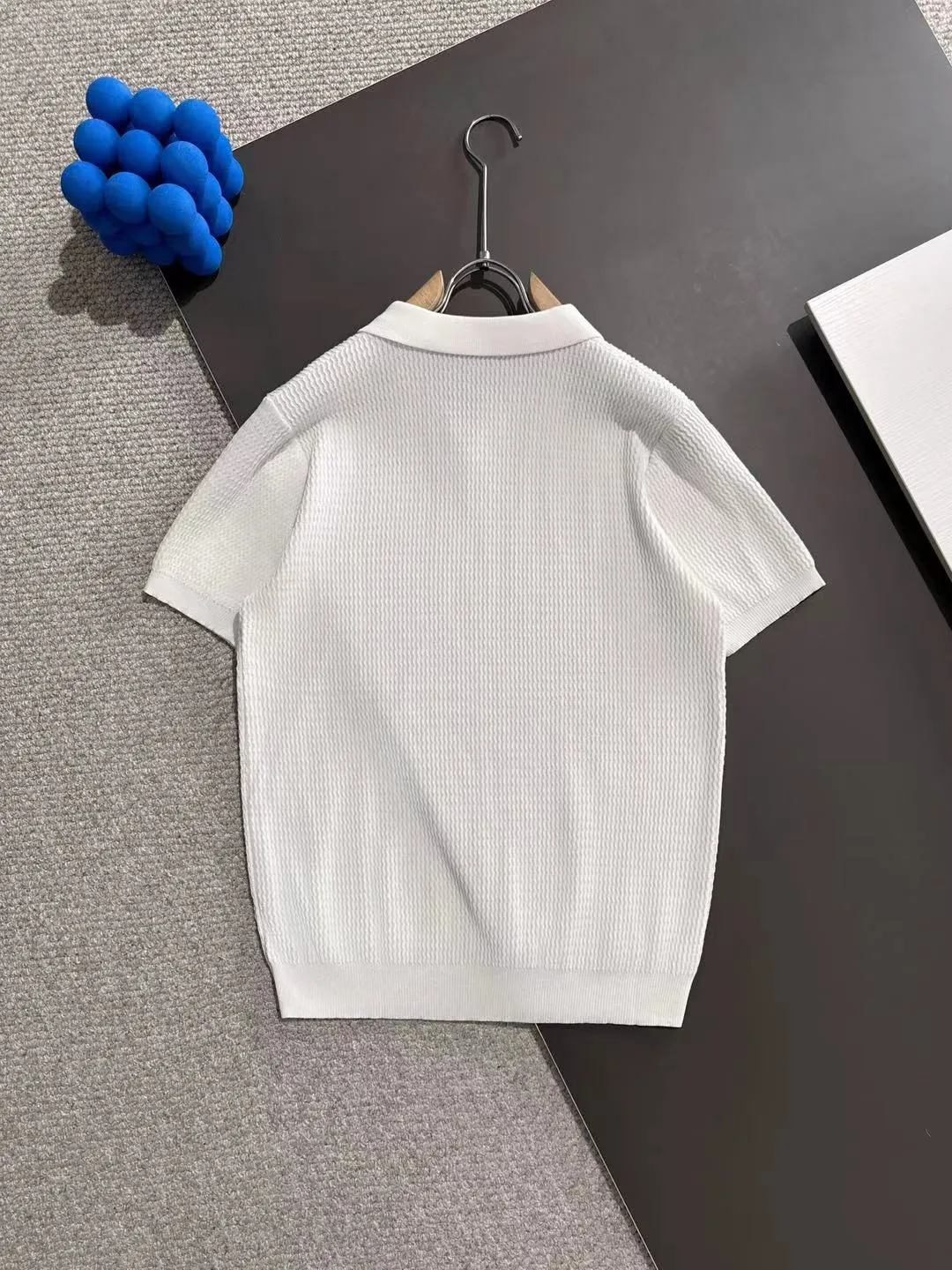 Next day shipment P300 High quality Big Goose 2025 new summer men's lapel short-sleeved knitted fabric Made of combed cotton yarn knitted cotton fabric, pure cotton high-weight special yarn, it feels full of weight when weighed, and the upper body is more textured than ordinary knitted fabrics. This texture can cope with the weather. Perfectly produced stitch by stitch according to the original version! Show nobility. Sizes: M to 3XL